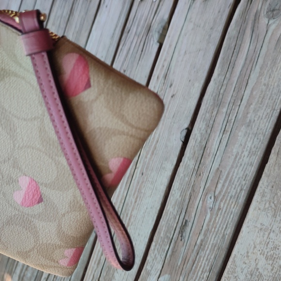 Coach Heart 💖 Clutch - Picture 8 of 12